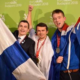 V konkurencii 500 účastníkov z 30 krajín na olympiáde zručností euroskills vybojoval prvenstvo žiak soš stará turá - miroslav-chalko-v-strede