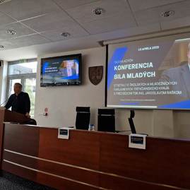 Zväčšiť fotografiu - V rámci konferencie sila mladých sa županovi predstavil aj krajský mládežnícky parlament - 341266257_112999328438873_6589787910018159710_n