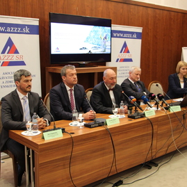 V zavádzaní systému duálneho vzdelávania ide trenčiansky samosprávny kraj ostatným župám príkladom - IMG_7549