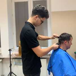 Zväčšiť fotografiu - Vyučiť sa za barbiera bude možné aj v trenčianskom kraji - 420534251_122143748234067534_8124950471720635592_n