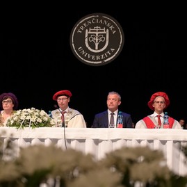 Zväčšiť fotografiu - Vzdelanie je najmocnejšia zbraň
