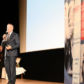 Zväčšiť fotografiu - Za úspechom školy dnes stojí 35 rokov histórie