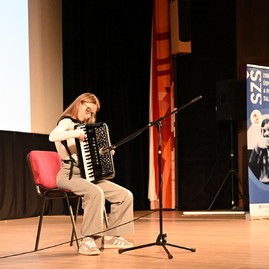 Zväčšiť fotografiu - Za úspechom školy dnes stojí 35 rokov histórie