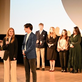 Zväčšiť fotografiu - Za úspechom školy dnes stojí 35 rokov histórie