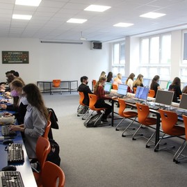 Zväčšiť fotografiu - Zaočkovanosť zamestnancov župných stredných škôl je nad celoslovenským priemerom - Archívna foto TSK1