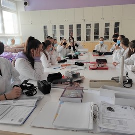 Zväčšiť fotografiu - Zaočkovanosť zamestnancov župných stredných škôl je nad celoslovenským priemerom - Archívna foto TSK 12. február SZŠ PB