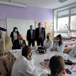 Zväčšiť fotografiu - Zaočkovanosť zamestnancov župných stredných škôl je nad celoslovenským priemerom - Archívna foto TSK 12. február SZŠ PB 1