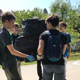 Zväčšiť fotografiu - Zelených škôl v kraji pribúda - čistenie mesta