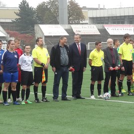 Žiaci deväťdesiatnikov si zahrali futbal v trenčíne - DSC02816