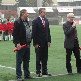 Žiaci deväťdesiatnikov si zahrali futbal v trenčíne - DSC02824