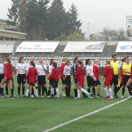 Žiaci deväťdesiatnikov si zahrali futbal v trenčíne - DSC02838