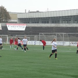 Žiaci deväťdesiatnikov si zahrali futbal v trenčíne - DSC02843