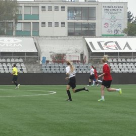 Žiaci deväťdesiatnikov si zahrali futbal v trenčíne - DSC02844