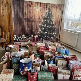 Zväčšiť fotografiu - Žiaci opäť priniesli radosť klientom zariadenia sociálnych služieb v slavnici
