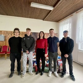 Zväčšiť fotografiu - Žiaci opäť priniesli radosť klientom zariadenia sociálnych služieb v slavnici