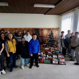Zväčšiť fotografiu - Žiaci opäť priniesli radosť klientom zariadenia sociálnych služieb v slavnici