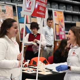 Zväčšiť fotografiu - Žiaci si vyberajú svoju budúcnosť - stredoškolák pokračuje aj v piatok