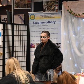 Zväčšiť fotografiu - Žiaci si vyberajú svoju budúcnosť - stredoškolák pokračuje aj v piatok