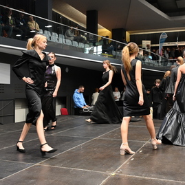 Zväčšiť fotografiu - Žiaci si vyberajú svoju budúcnosť - stredoškolák pokračuje aj v piatok