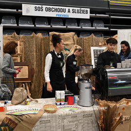 Zväčšiť fotografiu - Žiaci si vyberajú svoju budúcnosť - stredoškolák pokračuje aj v piatok