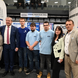 Zväčšiť fotografiu - Žiaci si vyberajú svoju budúcnosť - stredoškolák pokračuje aj v piatok