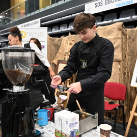 Zväčšiť fotografiu - Žiaci si vyberajú svoju budúcnosť - stredoškolák pokračuje aj v piatok