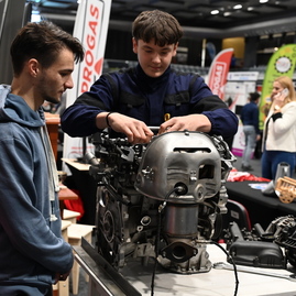 Zväčšiť fotografiu - Žiaci si vyberajú svoju budúcnosť - stredoškolák pokračuje aj v piatok