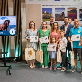 Zväčšiť fotografiu - Žiačky soš pruské uspeli v súťaži najkrajšia fotografia z územia mas