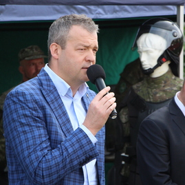 Žiakov stredných škôl z trenčianskeho kraja prišiel na branné súboje osobne podporiť minister obrany slovenskej republiky aj trenčiansky župan - IMG_4137