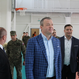 Žiakov stredných škôl z trenčianskeho kraja prišiel na branné súboje osobne podporiť minister obrany slovenskej republiky aj trenčiansky župan - IMG_4194