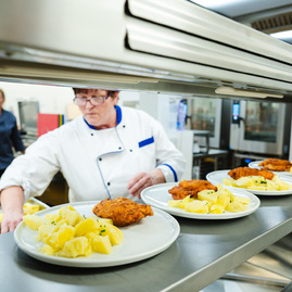 Zväčšiť fotografiu - Zmodernizované gastrocentrum po prvýkrát ponúklo svoje služby verejnosti - TSK_Otvorenie Gastrocentra_mini (11 of 50)