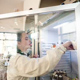 Zväčšiť fotografiu - Zmodernizované gastrocentrum po prvýkrát ponúklo svoje služby verejnosti - TSK_Otvorenie Gastrocentra_mini (23 of 50)