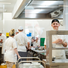 Zväčšiť fotografiu - Zmodernizované gastrocentrum po prvýkrát ponúklo svoje služby verejnosti - TSK_Otvorenie Gastrocentra_mini (39 of 50)