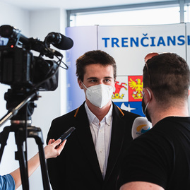 Zväčšiť fotografiu - Župa ocenila výnimočných žiakov, pedagógov aj ďalších zamestnancov škôl - TSK_oceňovanie pedagógov a žiakov 2021_mini (30 of 81)