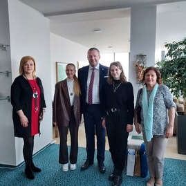 Zväčšiť fotografiu - Župan prijal študentky trenčianskej obchodnej akadémie - 20220420_091620
