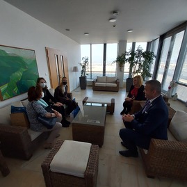 Zväčšiť fotografiu - Župan prijal študentky trenčianskej obchodnej akadémie - 20220420_091839