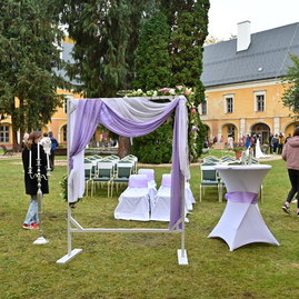 Zväčšiť fotografiu - Župná stredná odborná škola pruské otvorila svoje brány v svadobnom štýle
