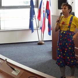 „župko“ dostal od malých bakalárikov župan - 15