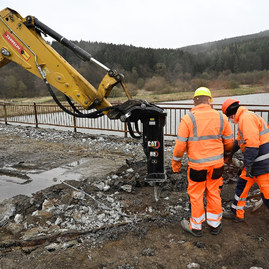 Zväčšiť fotografiu - Projektové zámery prebrali už aj členovia strategicko-plánovacieho regiónu myjava, považská bystrica a púchov - 20210413_PODVAZIE_most_rekonstrukcia_017w