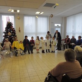 Čakanie na najkrajšie sviatky roka pomáhali klientom css - bystričan krátiť deti z materskej školy a detského charitného domu - m_DSCN7927