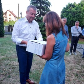 Zväčšiť fotografiu - Defibrilátory už nájdete v každom župnom zariadení sociálnych služieb - 20220628_194347