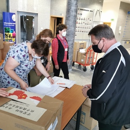 Zväčšiť fotografiu - Do zariadení sociálnych služieb župa rozdistribuovala ďalšie ochranné pomôcky - IMG_20200608_084729