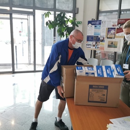 Zväčšiť fotografiu - Do zariadení sociálnych služieb župa rozdistribuovala ďalšie ochranné pomôcky - IMG_20200608_085032