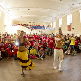 Dúha zafarbila detské srdiečka šťastím a radosťou - Dúha v srdci 2013 Latino Flash Miguela Méndeza Foto Katarína Oreąanská_resize
