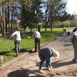 Jarná brigáda klientov považskobystrického centra sociálnych služieb - bystričan - m_DSCN4638