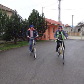 Klienti css-lipa v kostolnej – záriečí si našli pod stromčekom dva bicykle - DSC01424_resize