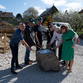 Zväčšiť fotografiu - Klienti dss – adamovské kochanovce sú o krok bližšie k novému domovu - 20240409_TSK_075w