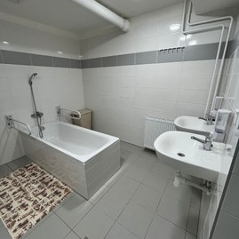 Zväčšiť fotografiu - Klienti sa tešia z úspechov i vynovených priestorov