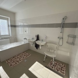 Zväčšiť fotografiu - Klienti sa tešia z úspechov i vynovených priestorov