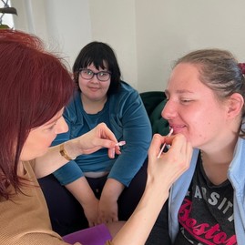 Zväčšiť fotografiu - Klientky domova sociálnych služieb zažili deň plný krásy a výnimočnosti - 